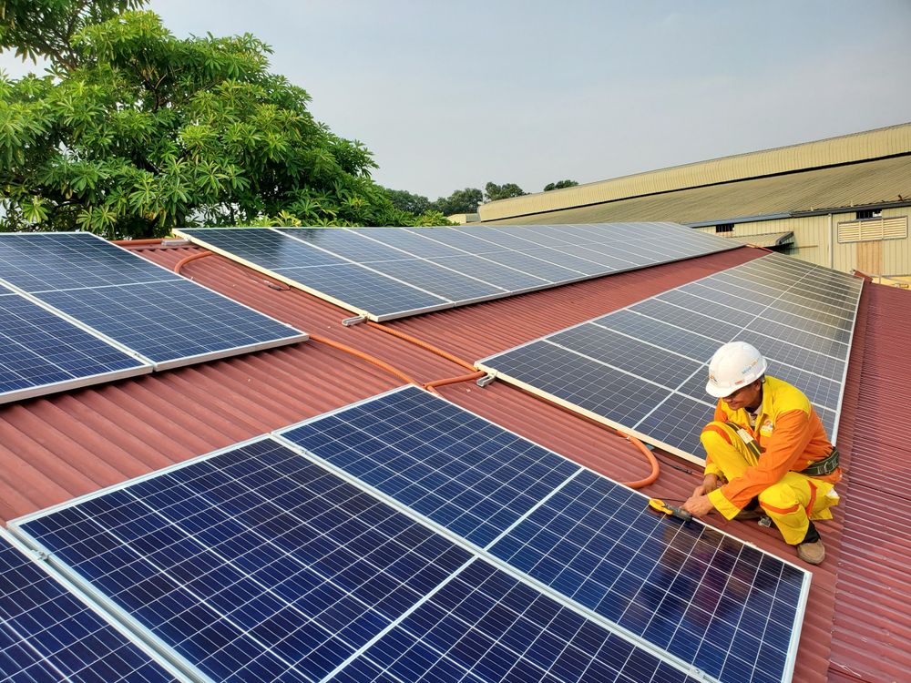 Técnico instalando soluciones de energía solar